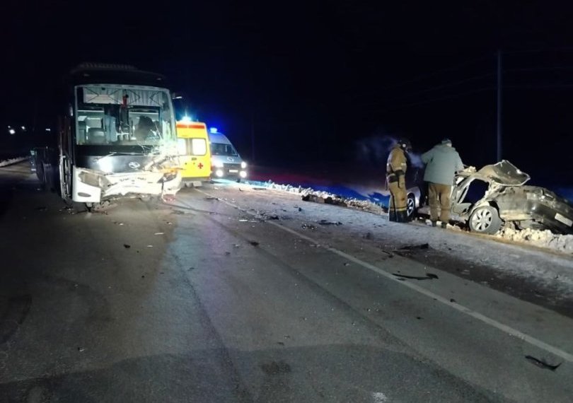 Водитель погиб в столкновении с рейсовым автобусом под Новосибирском