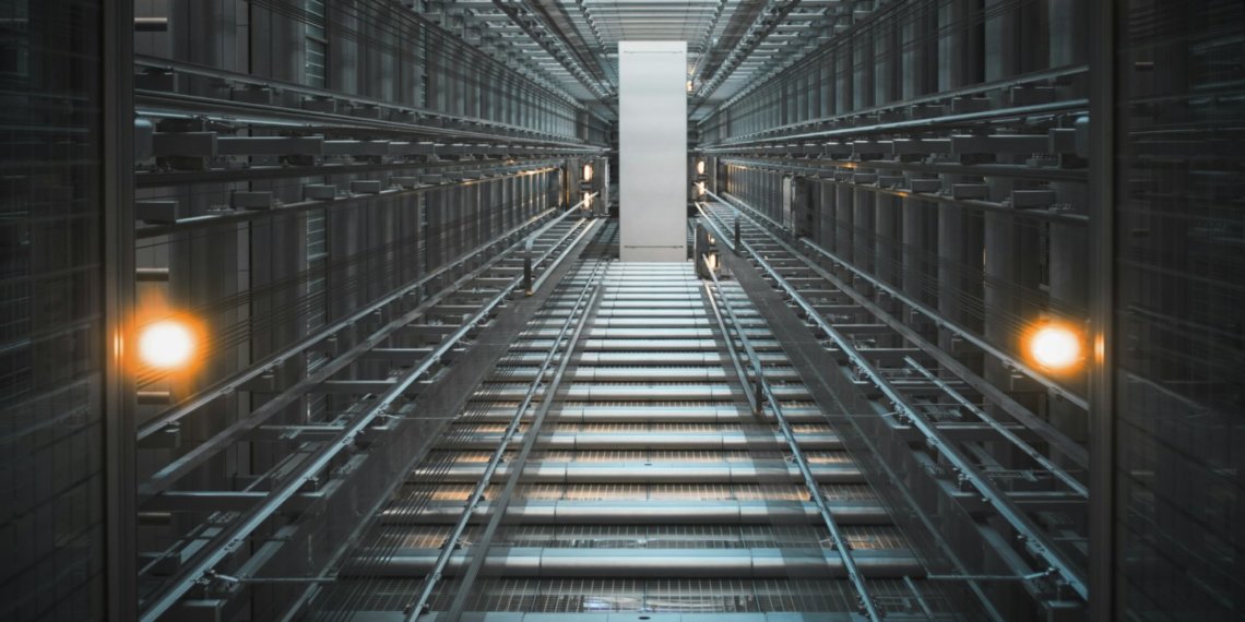 Рабочий в Новосибирске свалился в шахту лифта и скончался