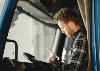 В каких отраслях Новосибирской области предлагают зарплату 200 тысяч рублей?