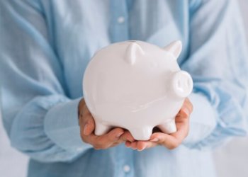 Больше 20% россиян начали экономить в 2025 году