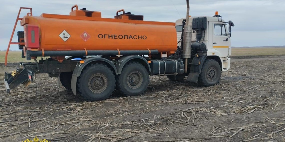 Грузовик раздавил рабочего во время заправки под Новосибирском