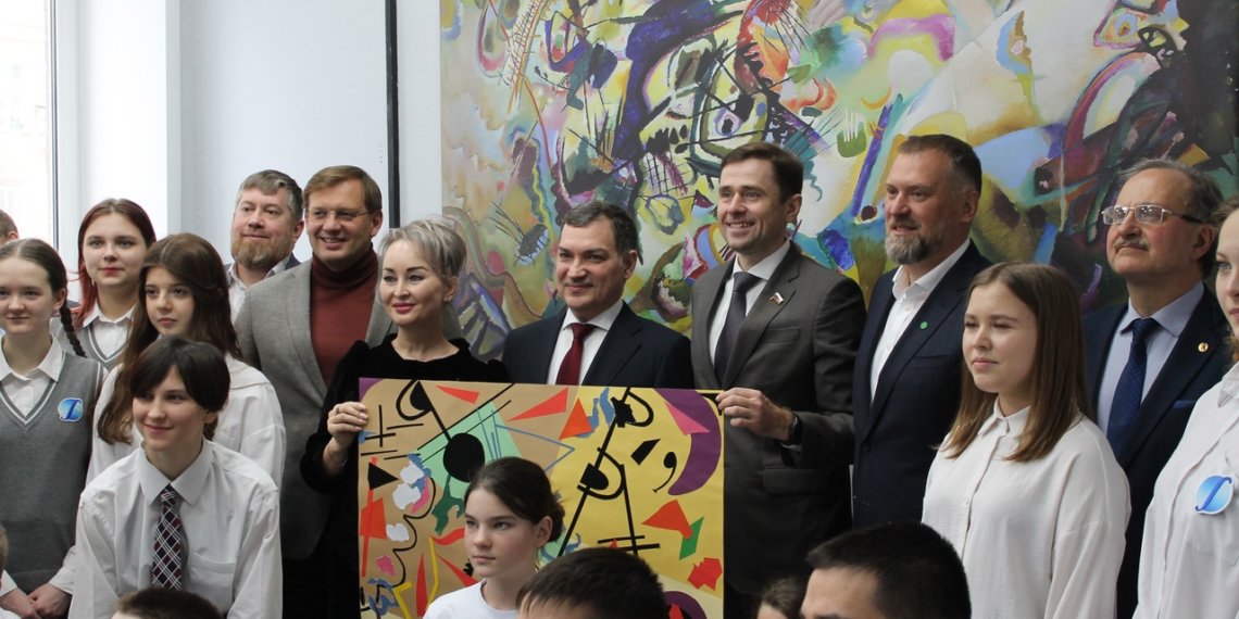 Александр Аксёненко познакомился с юными дизайнерами из Новосибирска