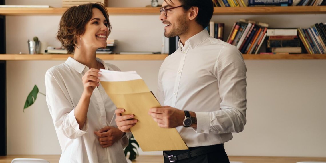 У 40% новосибирцев был роман с коллегой