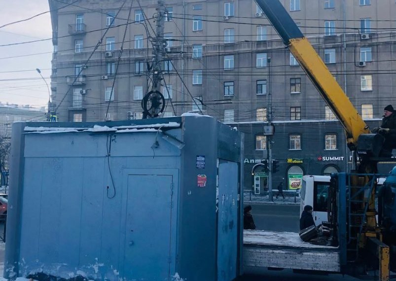 Краны утащили три киоска в Заельцовском районе Новосибирска