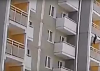 Ребенок едва не сорвался с шестого этажа в Иркутской области