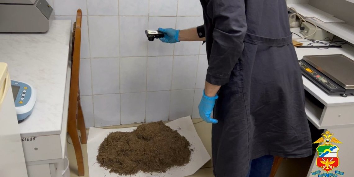 В Кузбассе полицейские задержали мужчину с мешком марихуаны у железной дороги