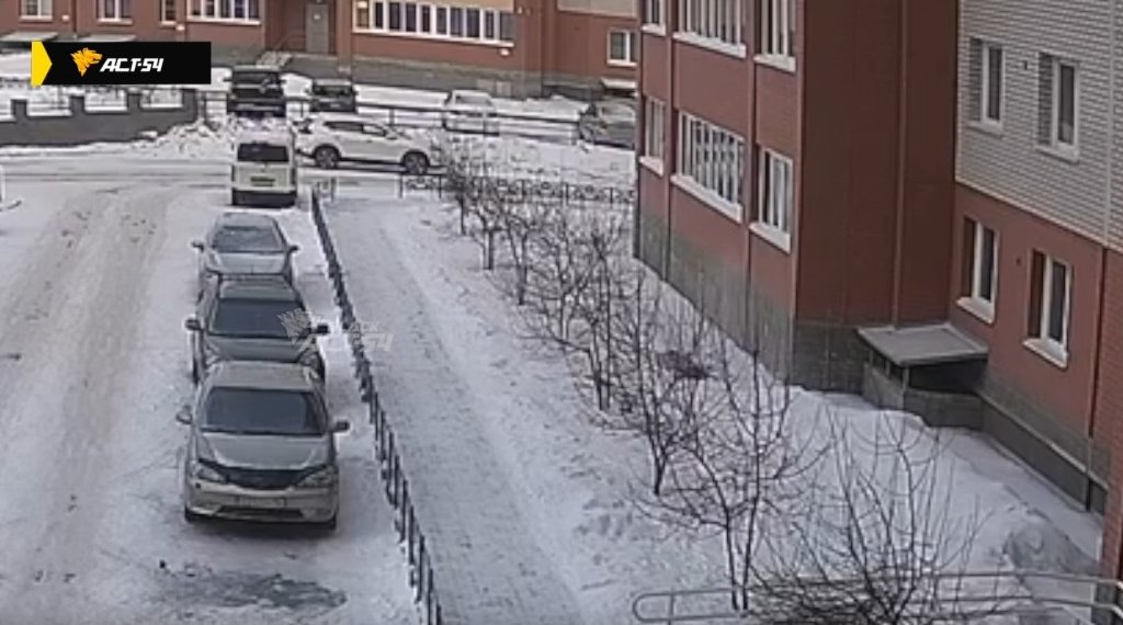 Женщина выпала из окна утром в Новосибирской области