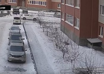 Женщина выпала из окна утром в Новосибирской области