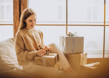 Деньги и страховка — какие подарки ждут к 8 марта жительницы Новосибирска