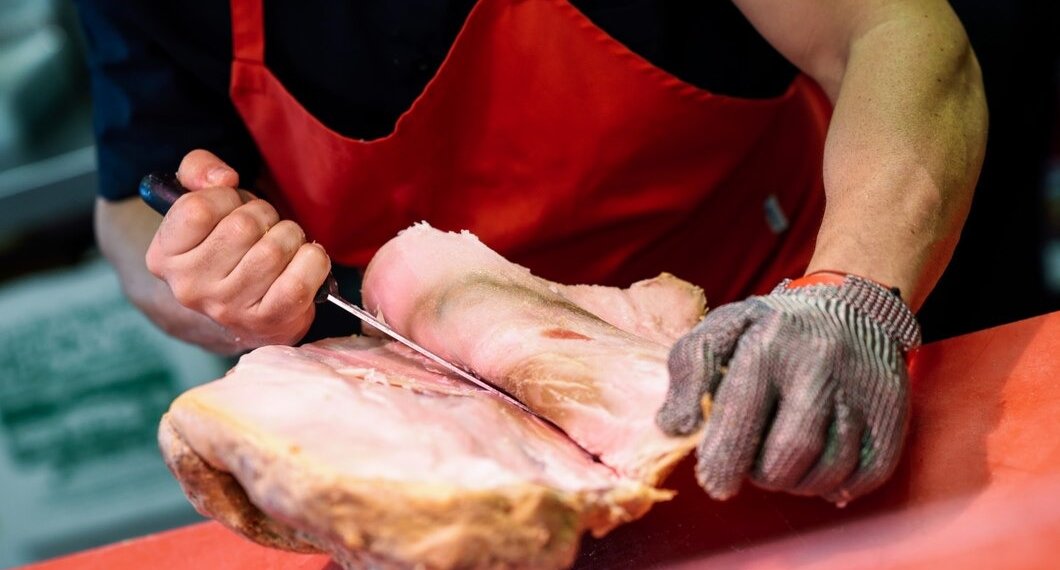 У нелегальных торговцев изъяли машину с мясом на новосибирском Хилке