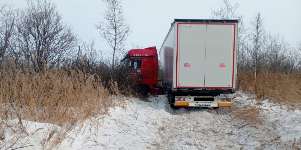 Водитель потерял сознание за рулем КамАЗа и погиб в ДТП под Новосибирском