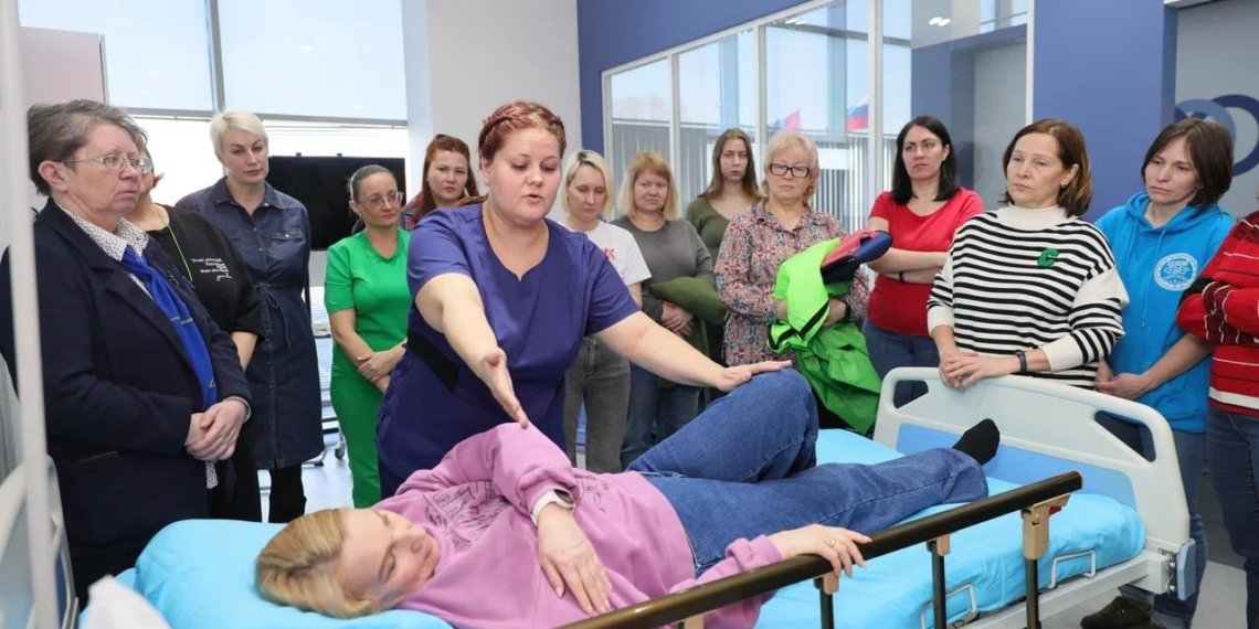 Забота с любовью: урок по уходу за близким с деменцией провели в Новосибирске