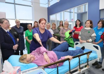 Забота с любовью: урок по уходу за близким с деменцией провели в Новосибирске