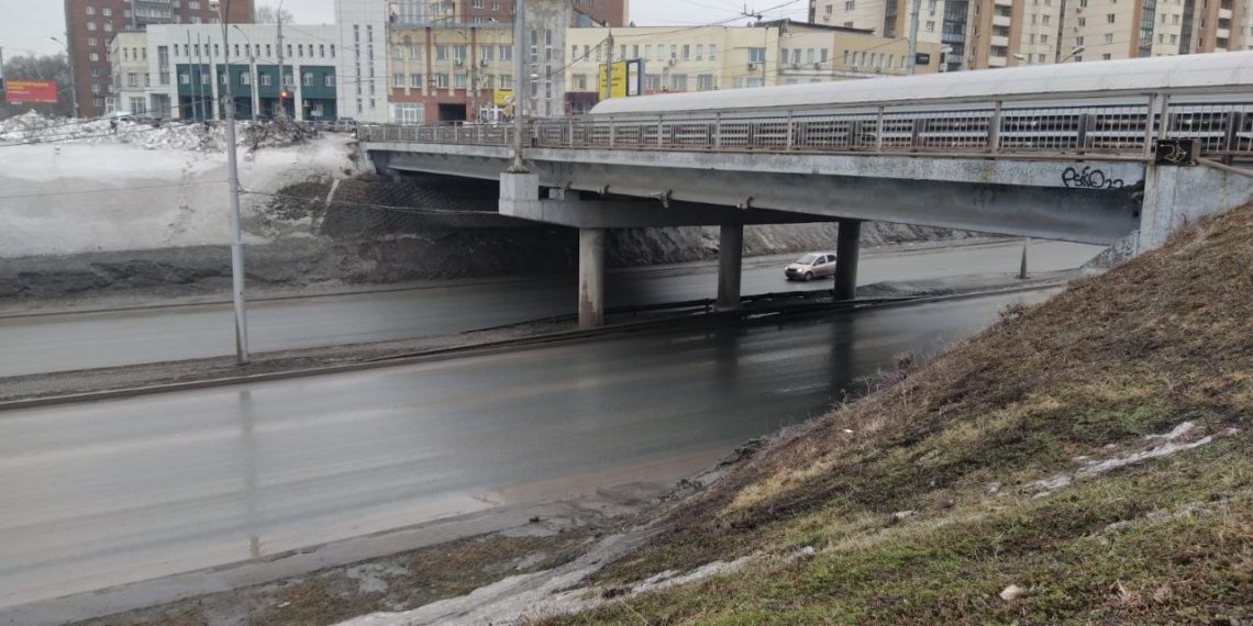 В Новосибирске начали ремонтировать левый путепровод через Ипподромскую