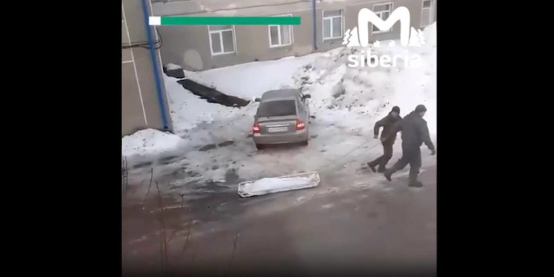 Глава новосибирской больницы прокомментировала перевозку трупов по земле