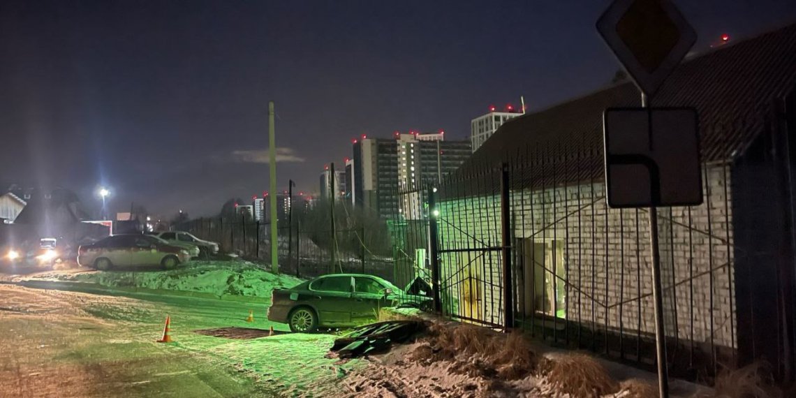 Водитель «Субару» врезался в стену здания ночью в Первомайском районе Новосибирска