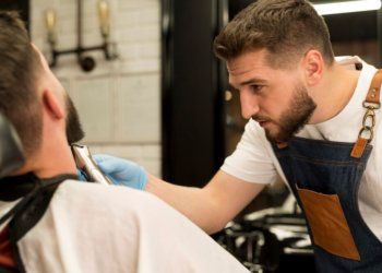 Мигранты отняли у новосибирцев машину и заставили их работать парикмахерами