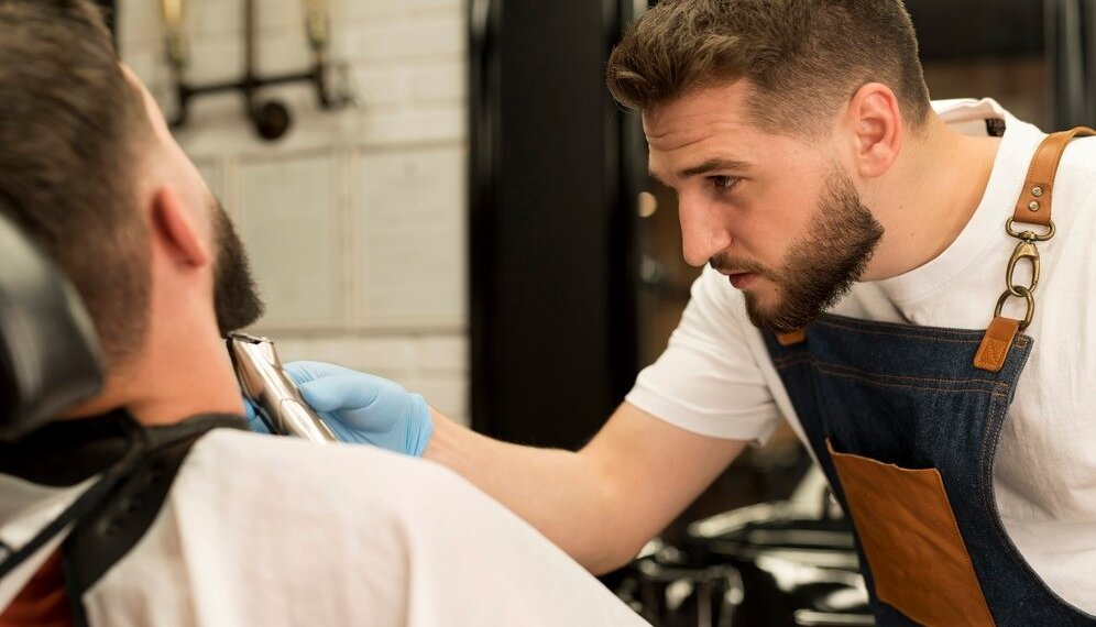 Мигранты отняли у новосибирцев машину и заставили их работать парикмахерами