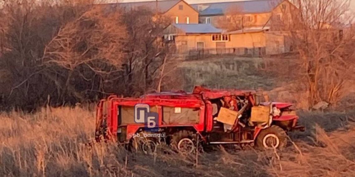 Пожарный погиб в ДТП на служебной машине в Алтайском крае
