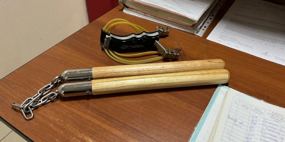 Новосибирец-должник пришел к приставу с нунчаками и рогаткой