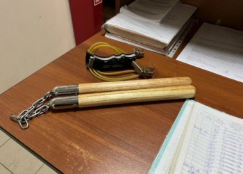 Новосибирец-должник пришел к приставу с нунчаками и рогаткой