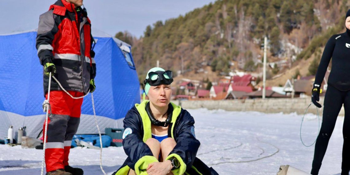 Российская спортсменка установила мировой рекорд на Байкале, проплыв подо льдом в ластах