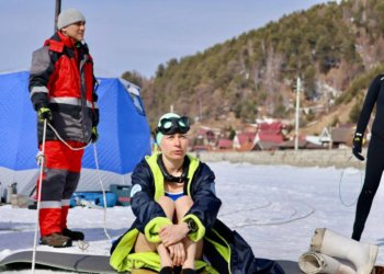 Российская спортсменка установила мировой рекорд на Байкале, проплыв подо льдом в ластах