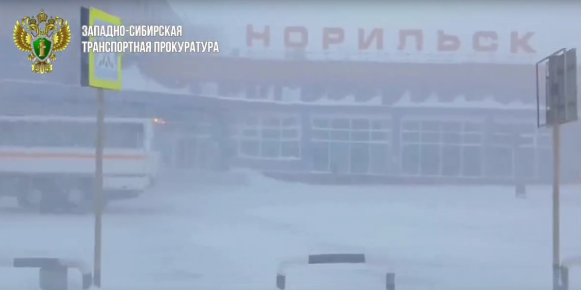 Более 300 человек застряли в аэропорту Норильска из-за метели