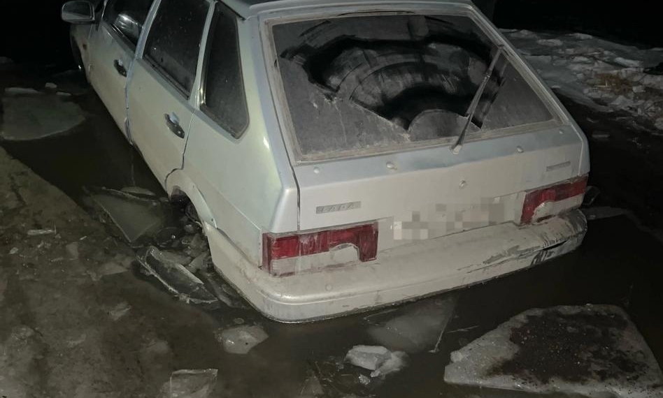 Болото затянуло машину с людьми под Новосибирском