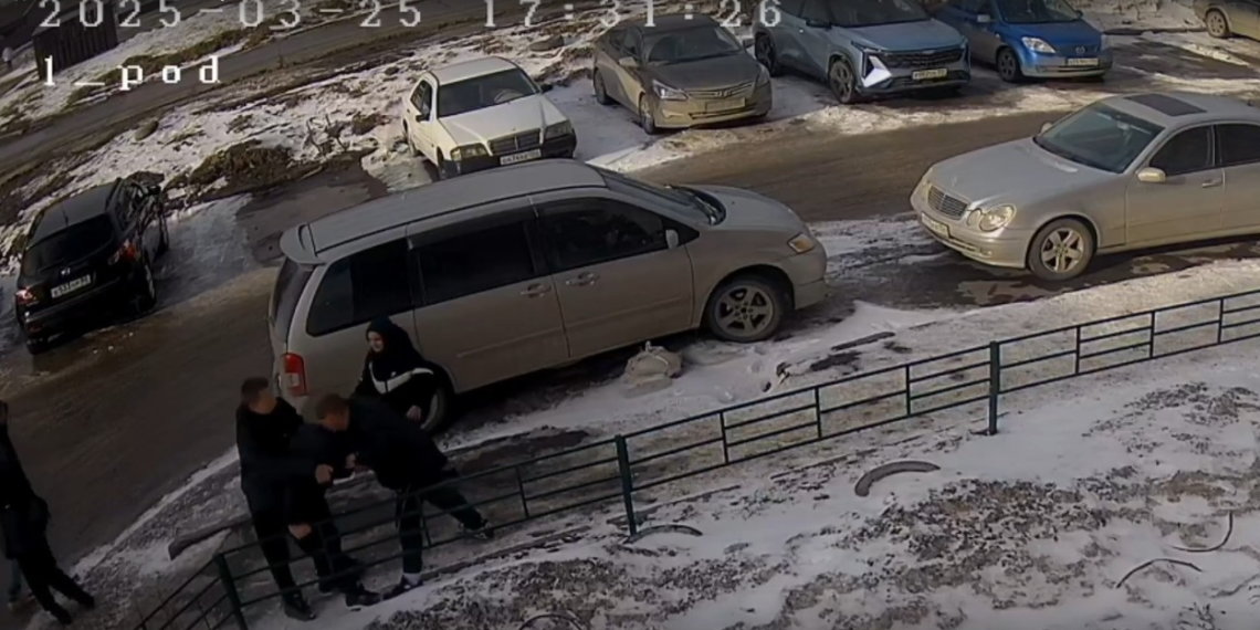 Во время массовой драки на Спортивной новосибирцы повредили машину