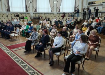 Многодетных матерей наградили знаками отличия в преддверии 8 Марта