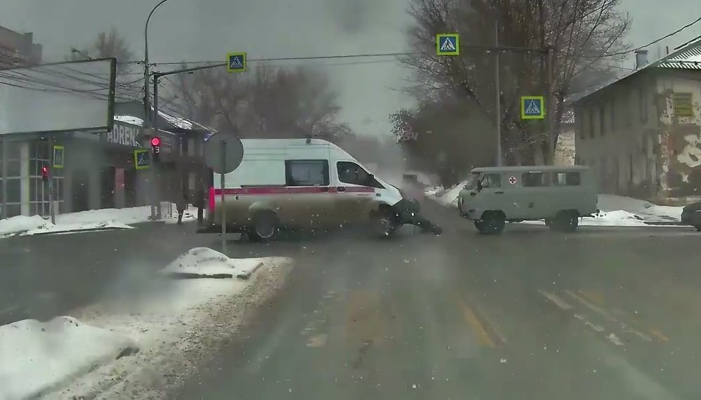Водитель иномарки влетел в скорую на вызове в Новосибирске