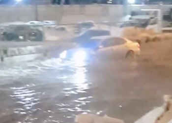 Автобусы Новосибирска изменили маршрут из-за прорыва трубы на Курчатова