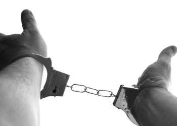 Трех новосибирцев осудили за попытку поджечь избирательный штаб Владимира Путина