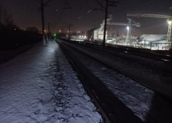 Поезд сбил двух человек на станции в Новосибирской области