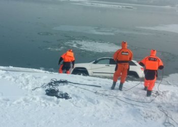 Автомобиль ушел под лед на Оби в Новосибирске