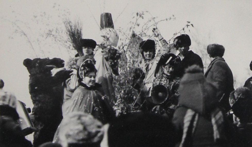 Медведь, Емеля на печи и калачи: как новосибирцы XX века весну встречали