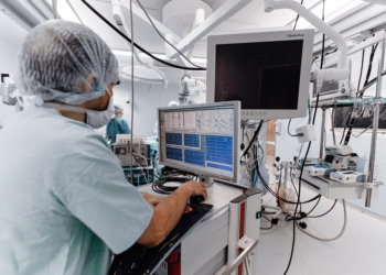 Новосибирские хирурги спасли жизнь пациенту с огромной опухолью мозга