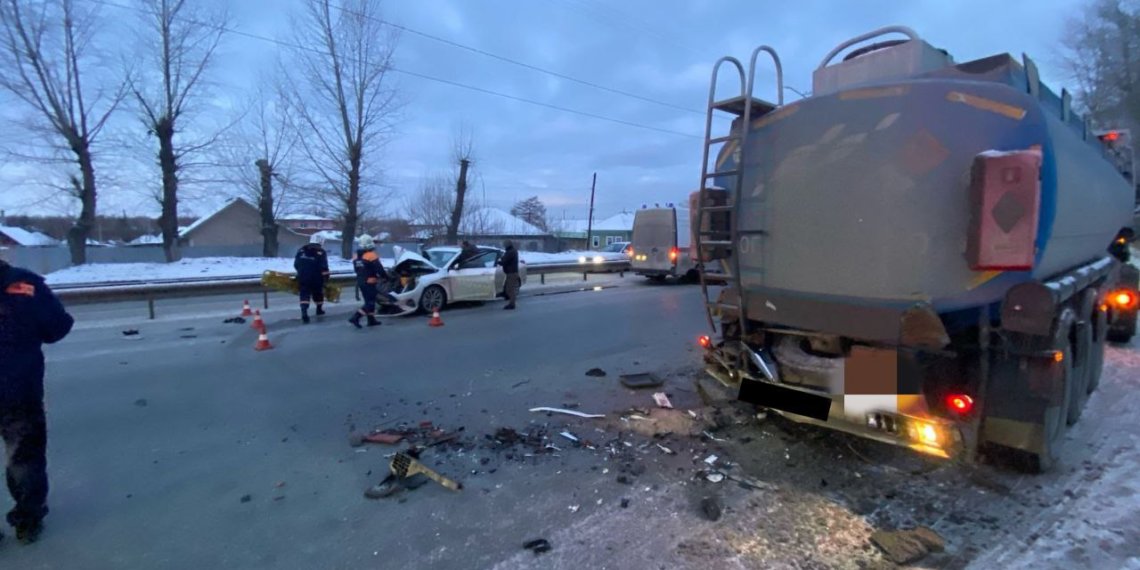 Смертельное ДТП: автомобиль врезался в грузовик в Первомайском районе Новосибирска