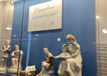 История Советского союза через фарфор: в Новосибирске открылась новая выставка