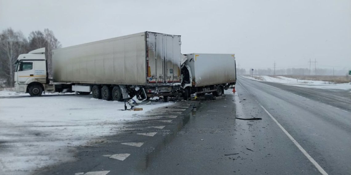 В Новосибирской области КамАЗ столкнулся с фургоном — погиб человек