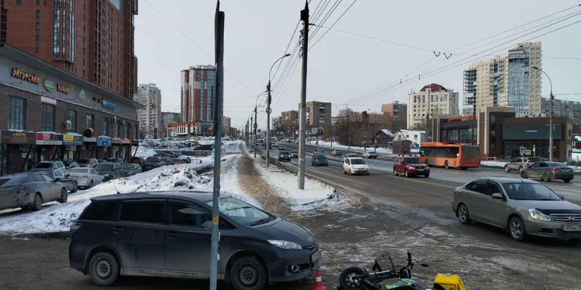 Курьера увезла скорая после ДТП с легковушкой в Новосибирске