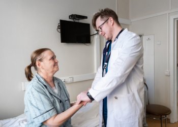 В Новосибирске спасли пенсионерку от смерти во время тренировки