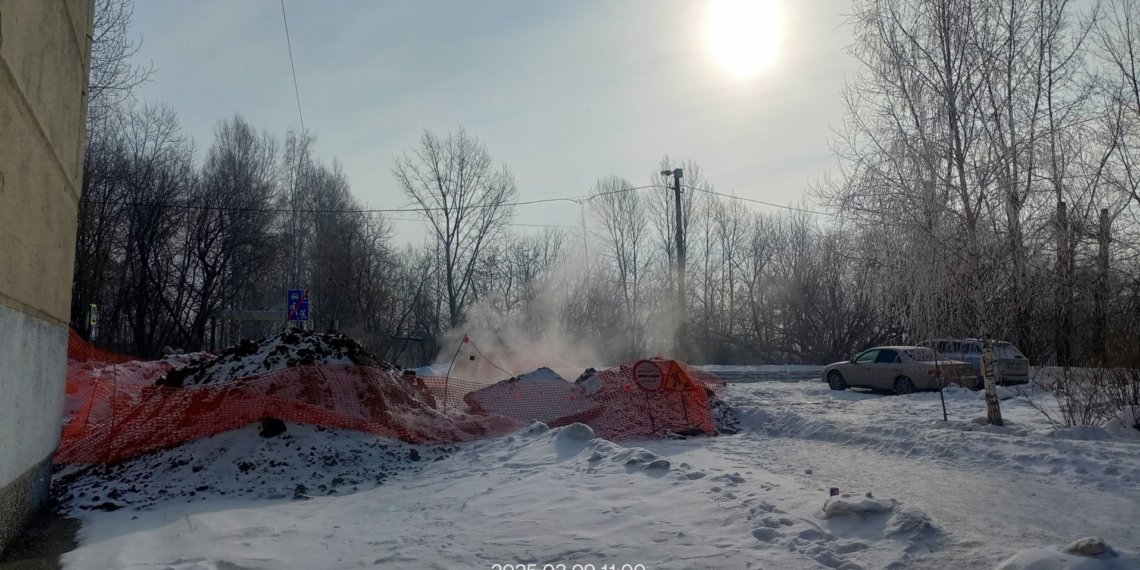 В Новосибирске «горячий источник» продолжает топить землю, а ремонтники пропали