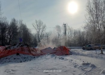 В Новосибирске «горячий источник» продолжает топить землю, а ремонтники пропали