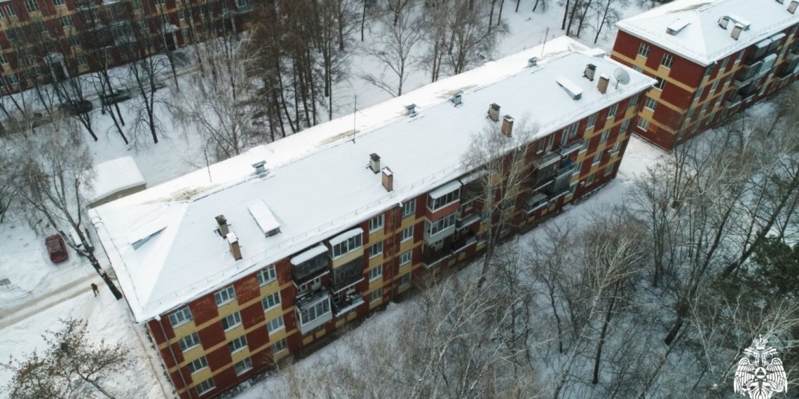Спасатели выявили 150 нарушений чистки снега с крыш в Новосибирске за зиму