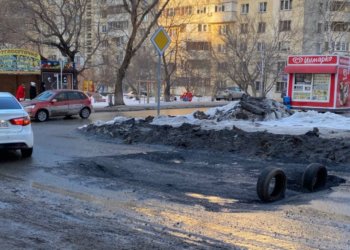 В Новосибирске автомобиль провалился в яму возле многоэтажки
