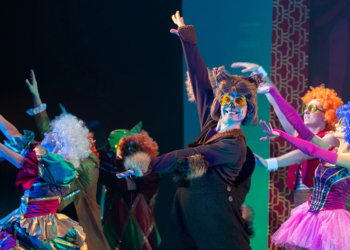 Актер Новосибирского музыкального театра сломал челюсть во время представления