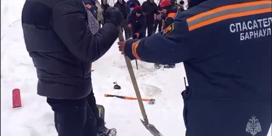 В Барнауле 8-летний ребенок утонул в реке во время катания с горки