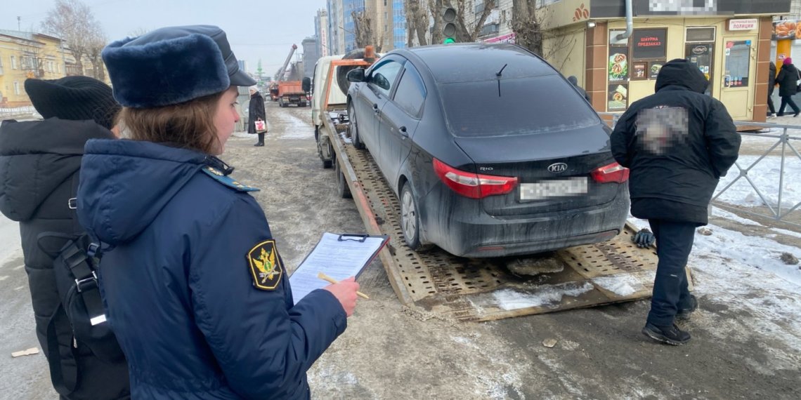 В Новосибирске у женщины забрали авто за долг перед банком в миллион рублей